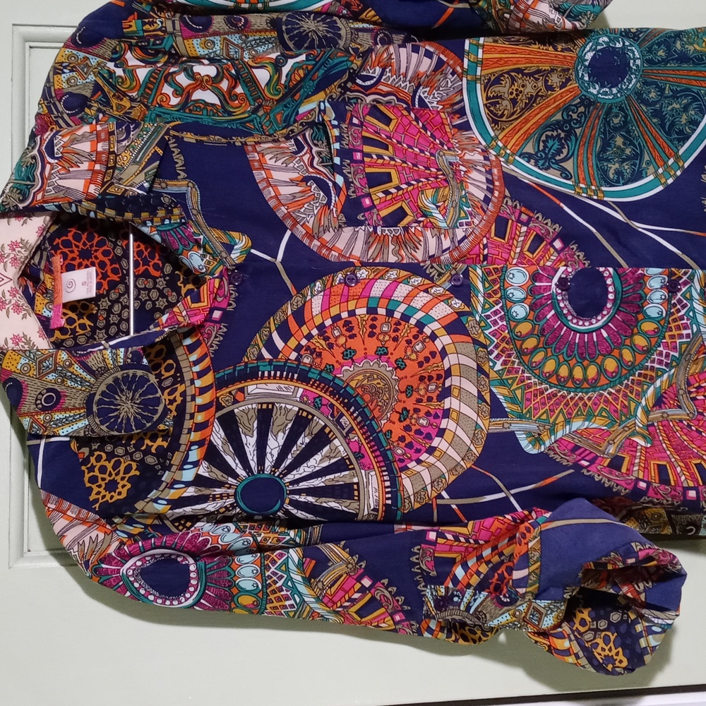 Women's Catch My I faux silk button up dress shirt kaleidoscope print S